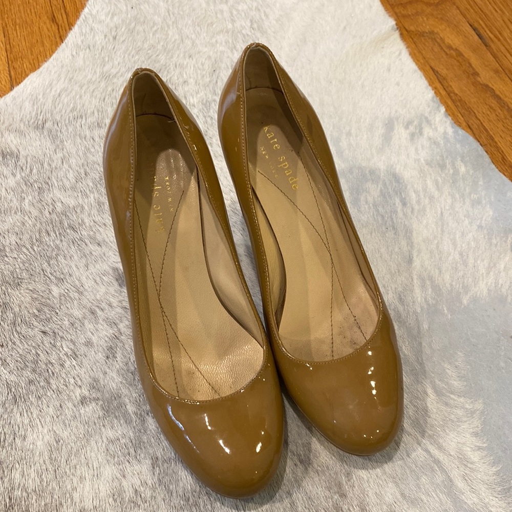 Kate Spade women’s tan patent leather heals size 6